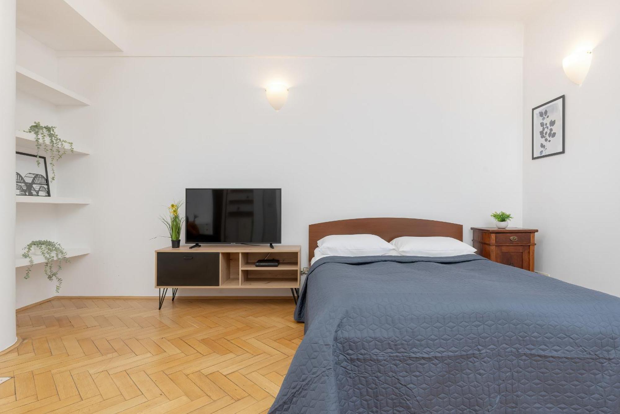 Butas In The Center Of With Balcony And Separate Kitchen By Renters *
