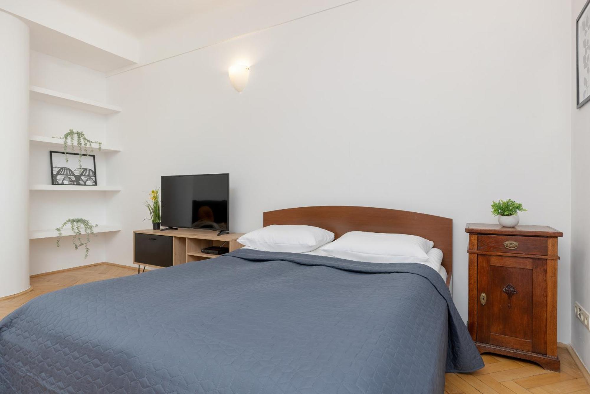 In The Center Of With Balcony And Separate Kitchen By Renters Warschau