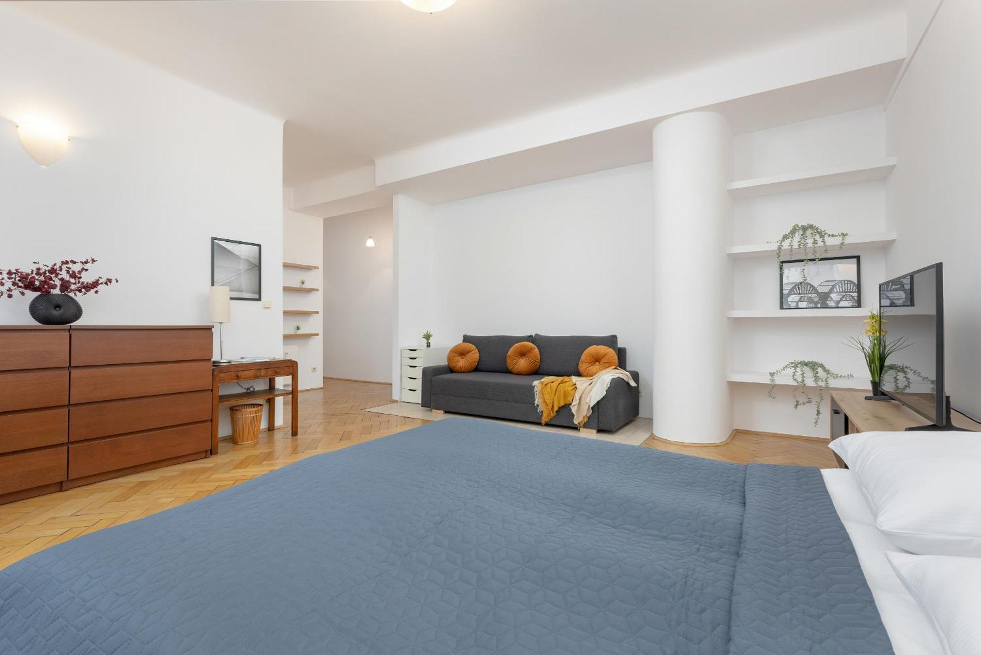 Butas In The Center Of With Balcony And Separate Kitchen By Renters
