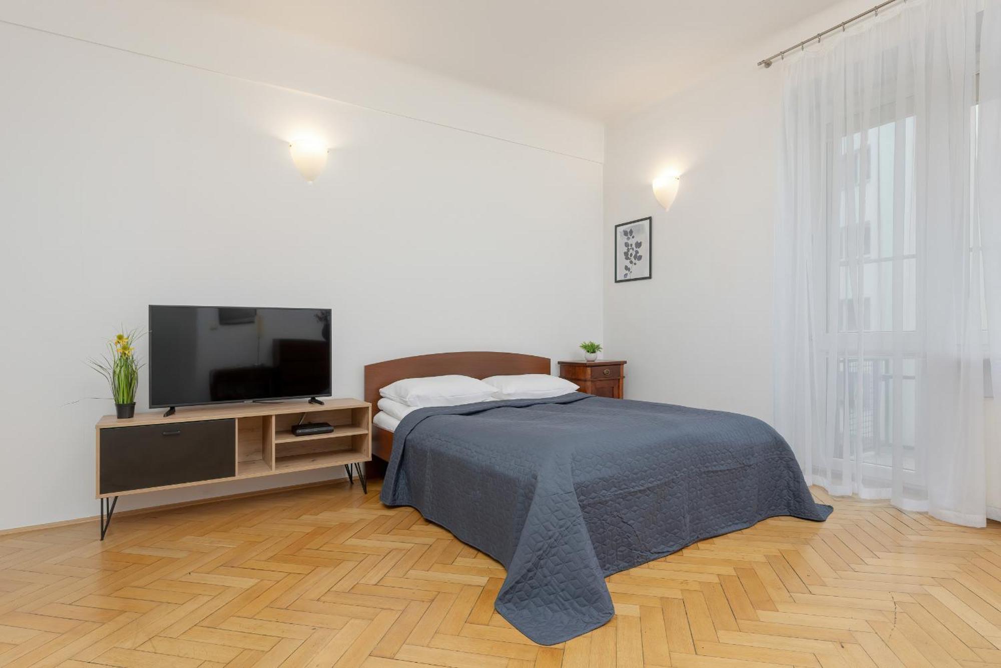 In The Center Of With Balcony And Separate Kitchen By Renters Butas Warsaw