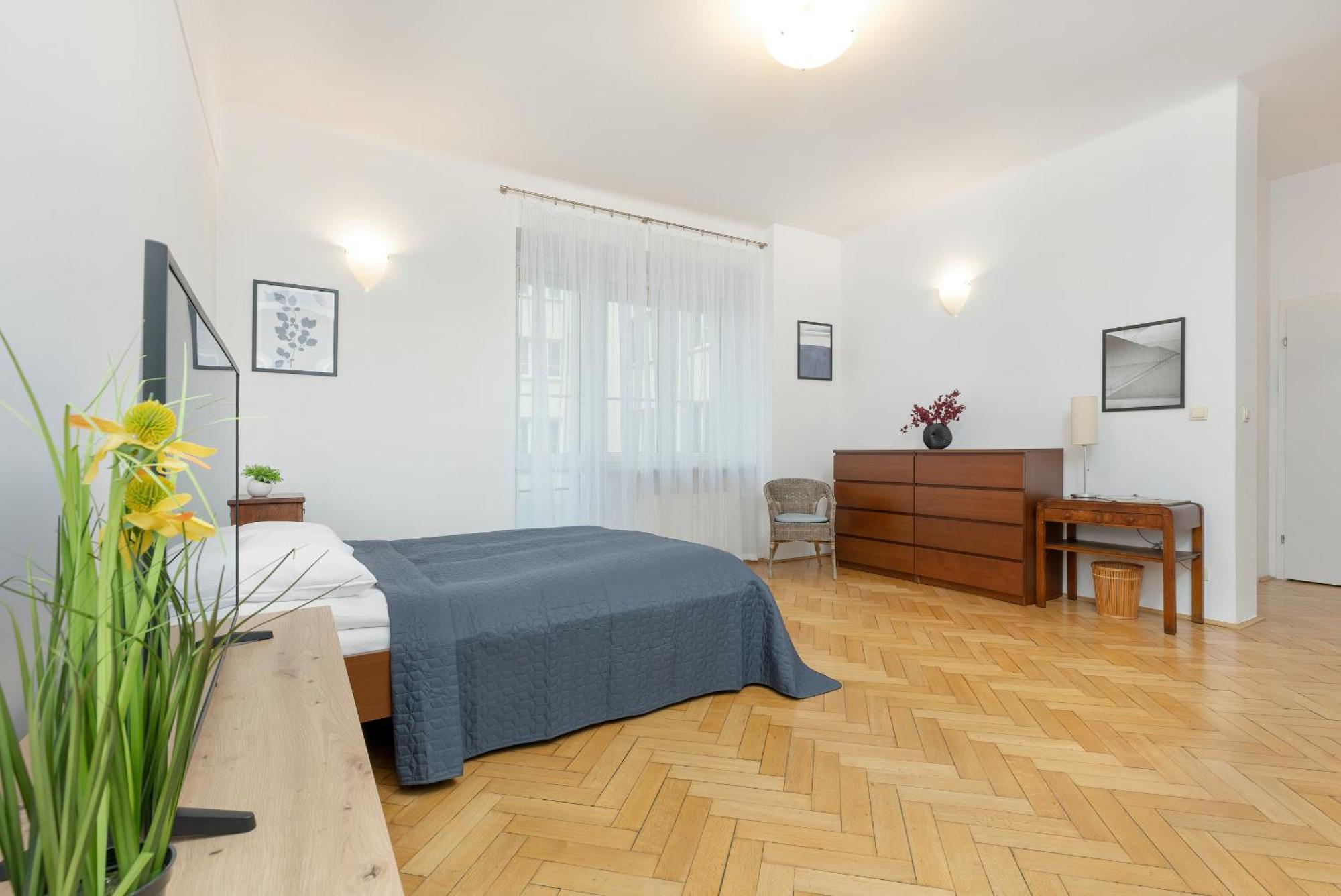 Butas In The Center Of With Balcony And Separate Kitchen By Renters *