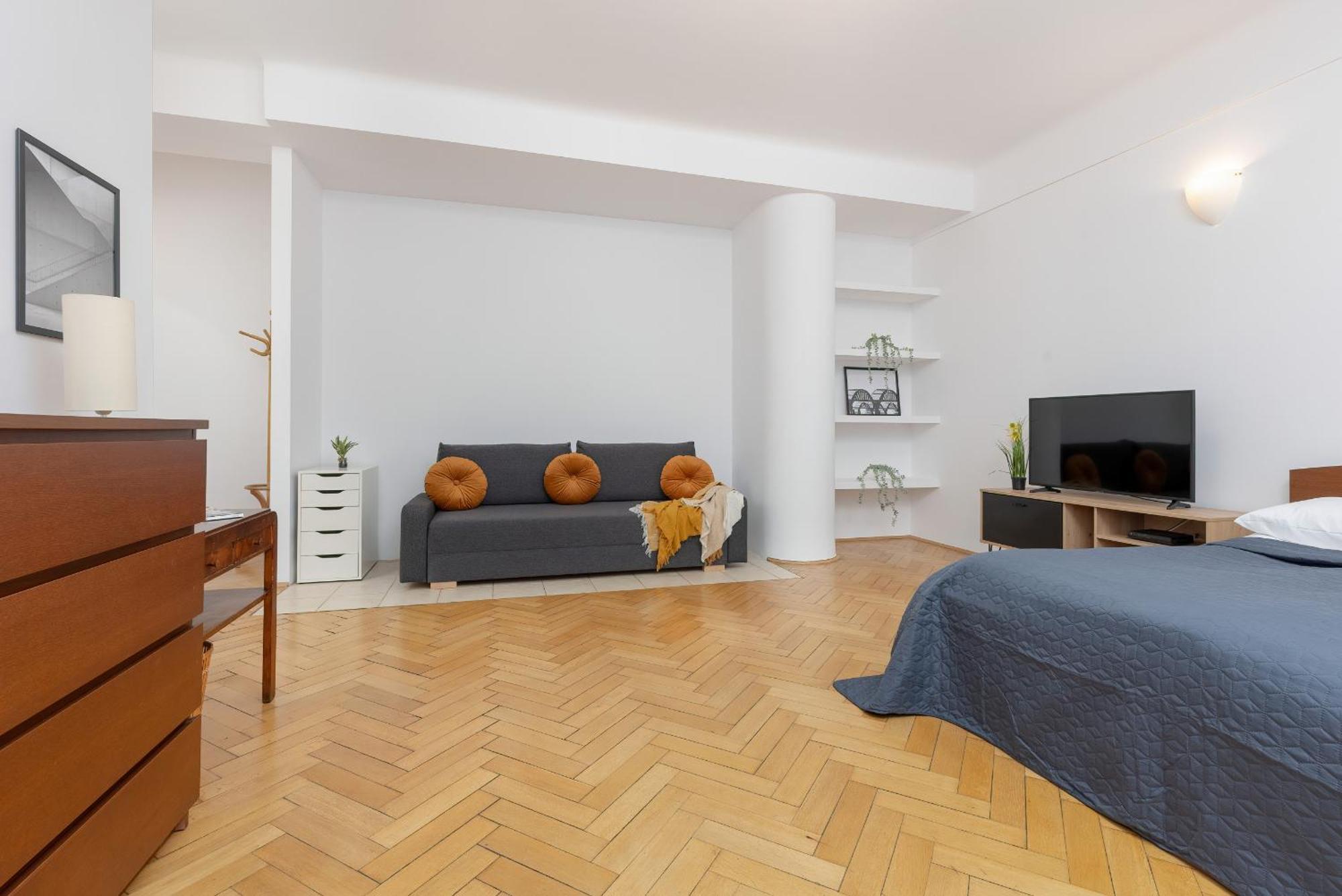 In The Center Of With Balcony And Separate Kitchen By Renters * Warschau
