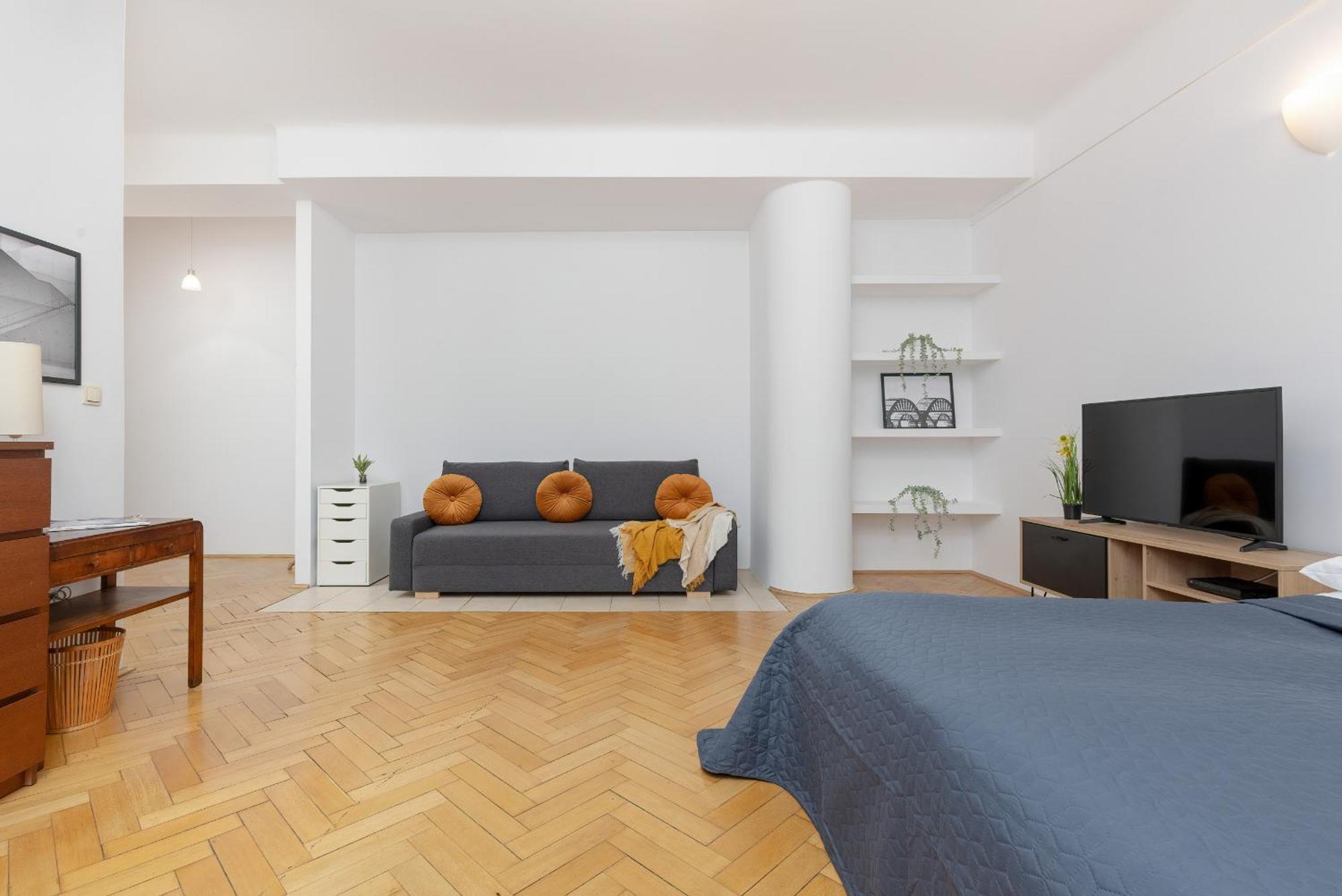 In The Center Of With Balcony And Separate Kitchen By Renters Butas *