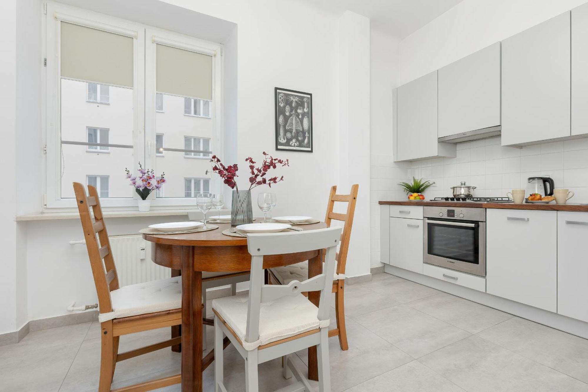 Butas In The Center Of With Balcony And Separate Kitchen By Renters