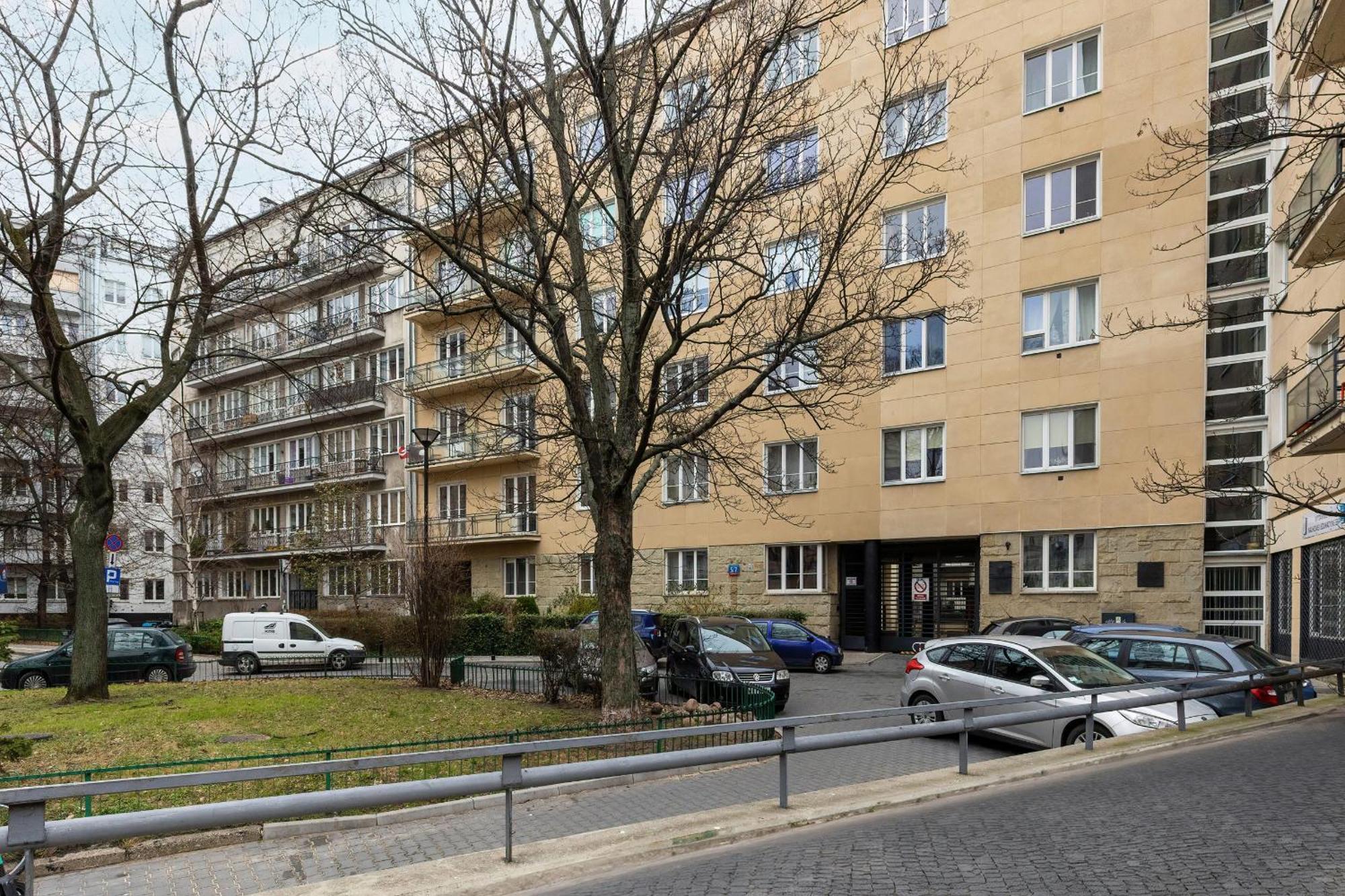 Butas In The Center Of With Balcony And Separate Kitchen By Renters