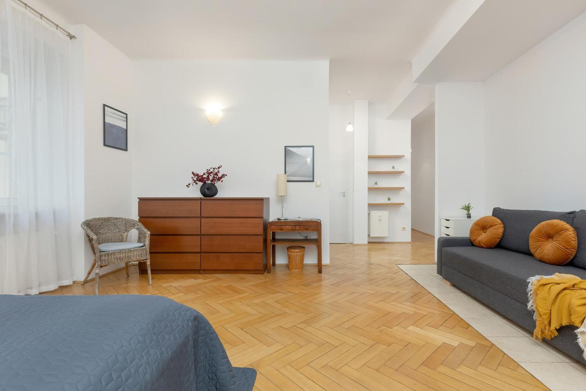 In The Center Of With Balcony And Separate Kitchen By Renters Butas *